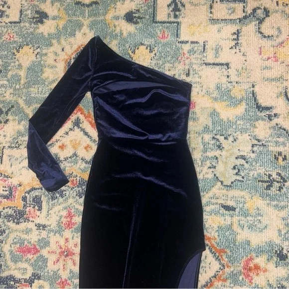 Windsor Navy Blue Velvet One-Sleeve Formal Dress - Size Small - Picture 3 of 9